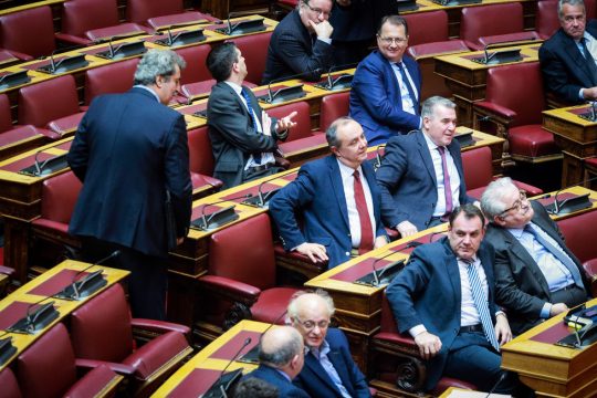 Πυρ ομαδόν από την αντιπολίτευση